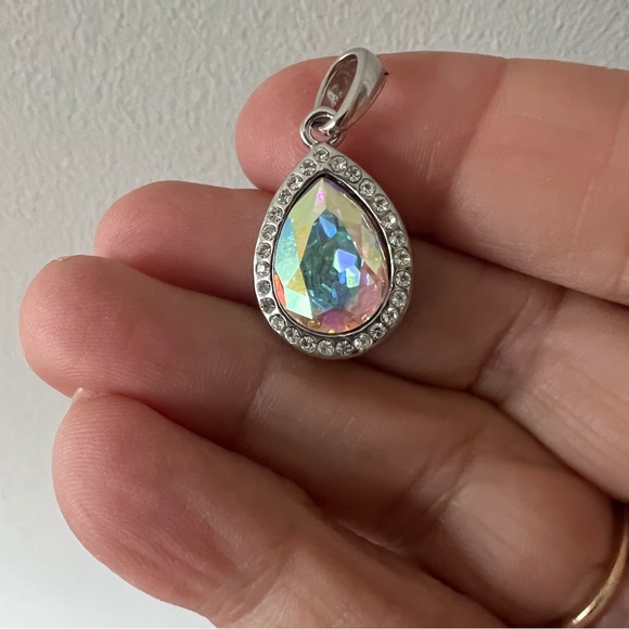 So pretty Silver and crystal pendant surrounded by cubic zirconia stones - Picture 2 of 5